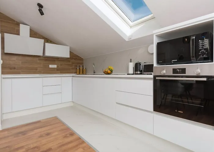 Lungo Mare, Centar * Макарська